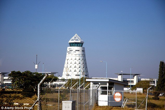 Μυστήριο με πτώμα στη Ζιμπάμπουε -Εντοπίστηκε σε αεροπλάνο γεμάτο χρήματα [εικόνες] | iefimerida.gr 3