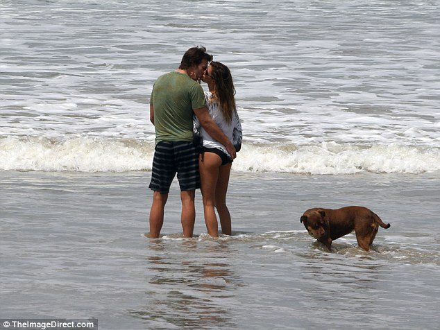 Ρομάντζο και καυτά φιλιά -Ασυγκράτητοι η Ζιζέλ και ο Τομ Μπράντι [εικόνες]  | iefimerida.gr 3