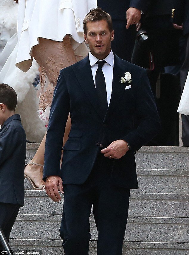 Ζιζέλ: Μουτρωμένη στο γάμο της αδελφής της [εικόνες]  | iefimerida.gr 4