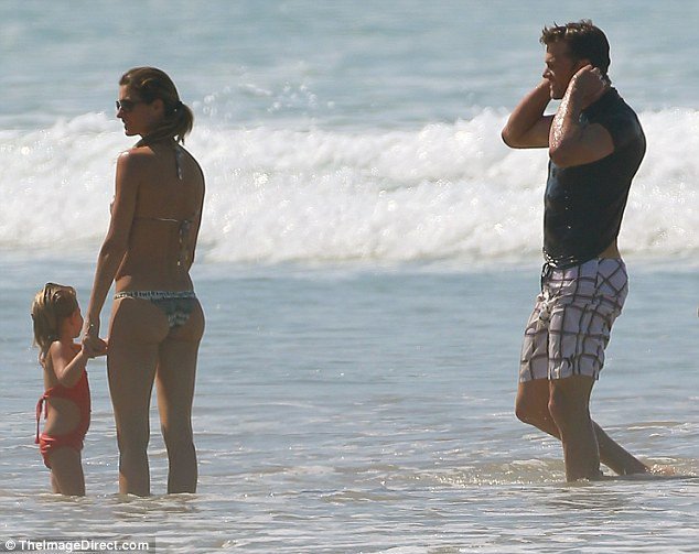 Τα διάσημα κάλλη της Ζιζέλ -Με καυτό μπραζίλιαν μπικίνι στην Κόστα Ρίκα [εικόνες]  | iefimerida.gr 3