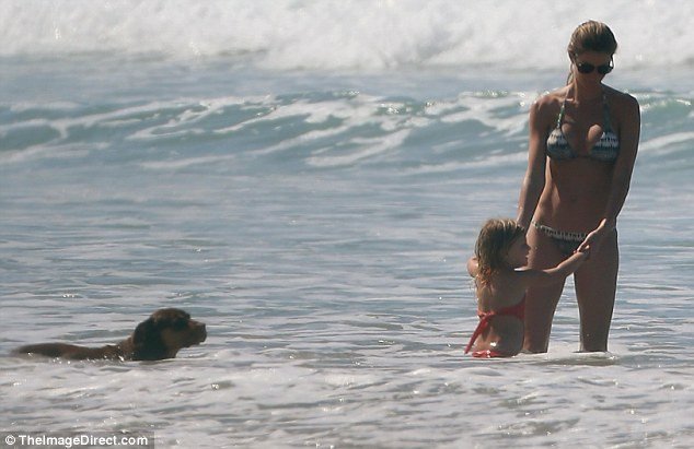 Τα διάσημα κάλλη της Ζιζέλ -Με καυτό μπραζίλιαν μπικίνι στην Κόστα Ρίκα [εικόνες]  | iefimerida.gr 4