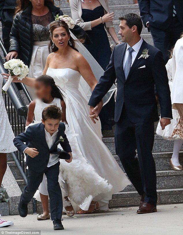 Ζιζέλ: Μουτρωμένη στο γάμο της αδελφής της [εικόνες]  | iefimerida.gr 7