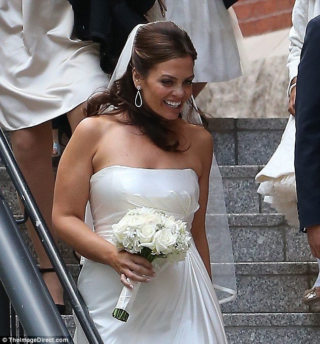 Ζιζέλ: Μουτρωμένη στο γάμο της αδελφής της [εικόνες]  | iefimerida.gr 8