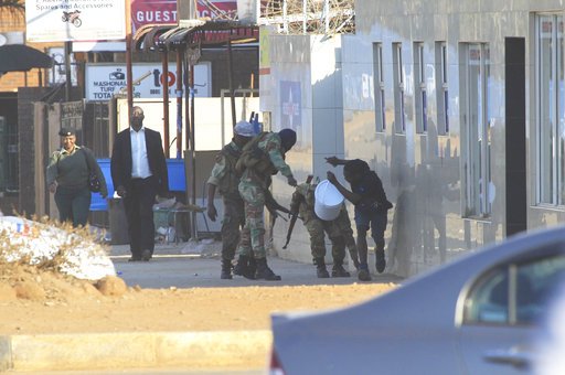 Ζιμπάμπουε: Συγκρούσεις με νεκρούς μετά τις εκλογές -Βγήκε ο στρατός στους δρόμους [εικόνες] | iefimerida.gr 2