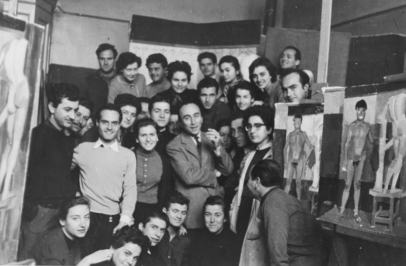 Ο Γιάννης Μόραλης δίδαξε στη Σχολή έως το 1983, για τριάντα έξι συναπτά έτη. Από το εργαστήριο του Μόραλη πέρασαν εκατοντάδες νέοι σπουδαστές.