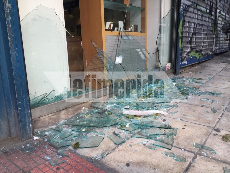 Βγήκαν από την ΑΣΟΕΕ και τα έκαναν «γυαλιά-καρφιά» σε τράπεζα και υποκατάστημα ΕΛΤΑ [εικόνες & βίντεο] | iefimerida.gr 1