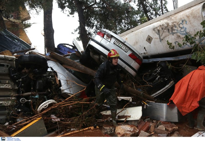 Απέραντος λασπότοπος Μάνδρα και Νέα Πέραμος, ανυπολόγιστες οι καταστροφές -500 σπίτια διαλύθηκαν [εικόνες] | iefimerida.gr 4