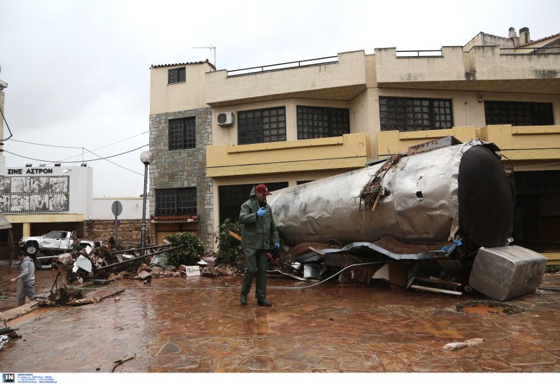Απέραντος λασπότοπος Μάνδρα και Νέα Πέραμος, ανυπολόγιστες οι καταστροφές -500 σπίτια διαλύθηκαν [εικόνες] | iefimerida.gr 3