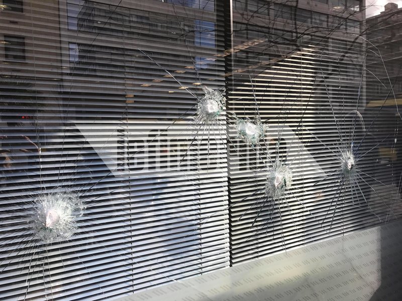 Βγήκαν από την ΑΣΟΕΕ και τα έκαναν «γυαλιά-καρφιά» σε τράπεζα και υποκατάστημα ΕΛΤΑ [εικόνες & βίντεο] | iefimerida.gr 4