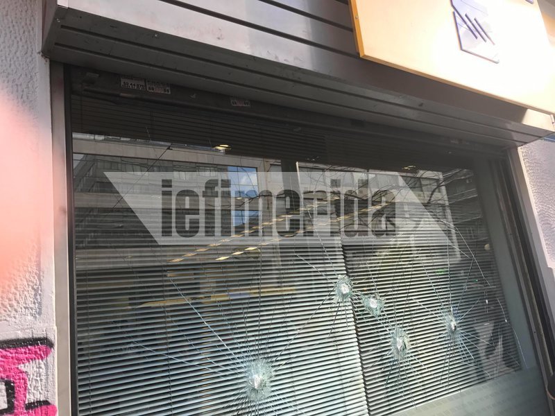 Βγήκαν από την ΑΣΟΕΕ και τα έκαναν «γυαλιά-καρφιά» σε τράπεζα και υποκατάστημα ΕΛΤΑ [εικόνες & βίντεο] | iefimerida.gr 5