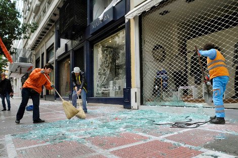 Χάος από τη βόμβα στο κέντρο της Αθήνας -Ανυπολόγιστες ζημιές σε κτίρια και καταστήματα [εικόνες] | iefimerida.gr 9