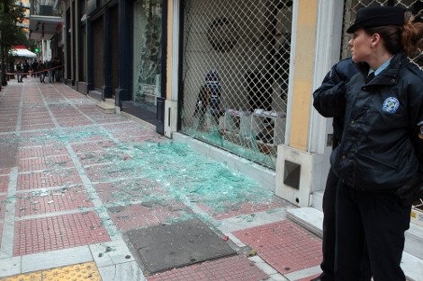 Χάος από τη βόμβα στο κέντρο της Αθήνας -Ανυπολόγιστες ζημιές σε κτίρια και καταστήματα [εικόνες] | iefimerida.gr 1