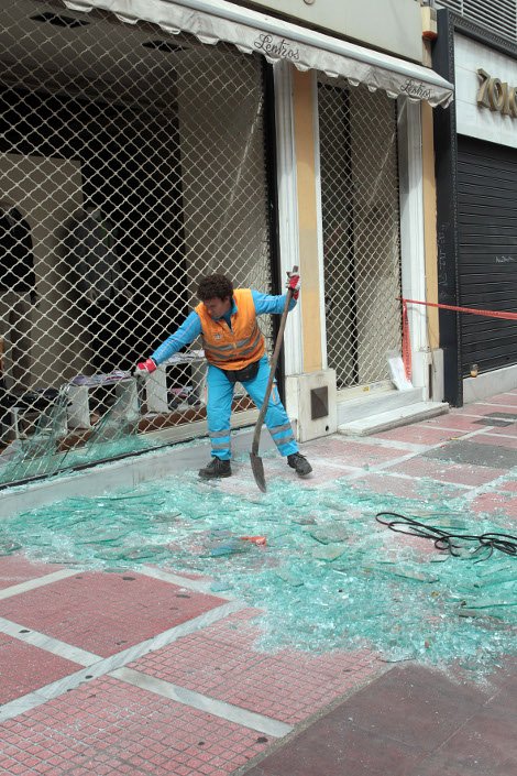 Χάος από τη βόμβα στο κέντρο της Αθήνας -Ανυπολόγιστες ζημιές σε κτίρια και καταστήματα [εικόνες] | iefimerida.gr 4