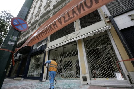 Χάος από τη βόμβα στο κέντρο της Αθήνας -Ανυπολόγιστες ζημιές σε κτίρια και καταστήματα [εικόνες] | iefimerida.gr 6