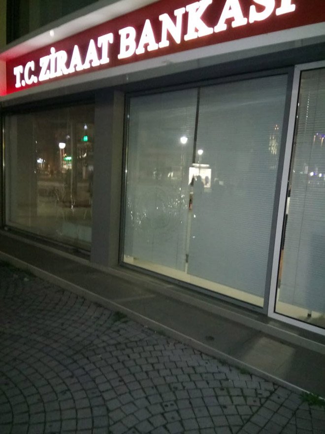 Anadolu: Επίθεση με πέτρες σε τουρκική τράπεζα στην Κομοτηνή [εικόνες] | iefimerida.gr 1