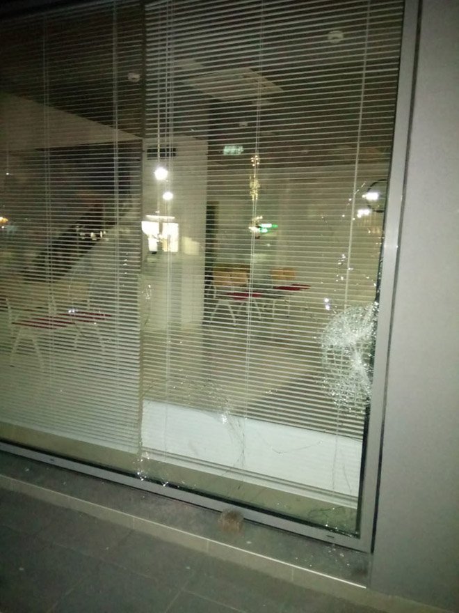 Anadolu: Επίθεση με πέτρες σε τουρκική τράπεζα στην Κομοτηνή [εικόνες] | iefimerida.gr 0