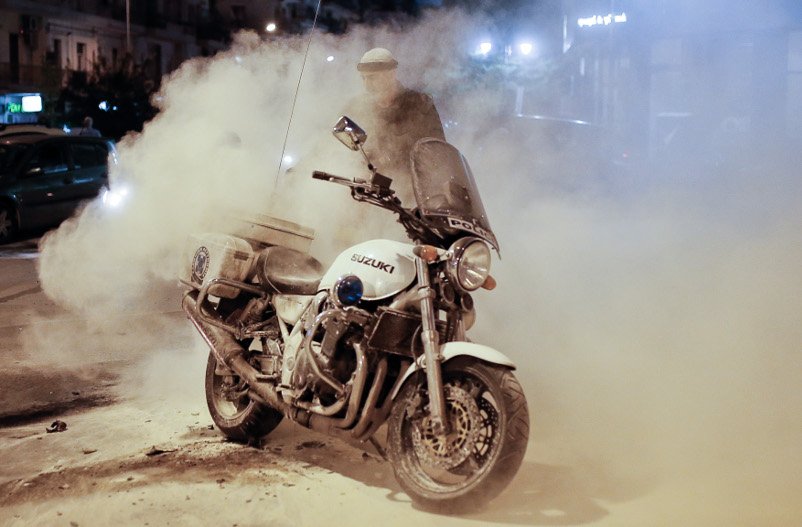 Αντιεξουσιαστές χτύπησαν τροχονόμο και του έκαψαν τη μοτοσυκλέτα [εικόνες] | iefimerida.gr 3