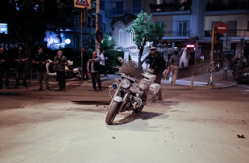 Αντιεξουσιαστές χτύπησαν τροχονόμο και του έκαψαν τη μοτοσυκλέτα [εικόνες] | iefimerida.gr 4