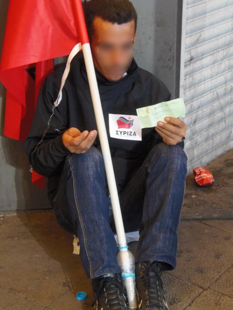 Φωτογραφία άνδρα με τη σημαία του ΣΥΡΙΖΑ που ζητιανεύει ανέβασε ο Μουρούτης [εικόνα] | iefimerida.gr 0