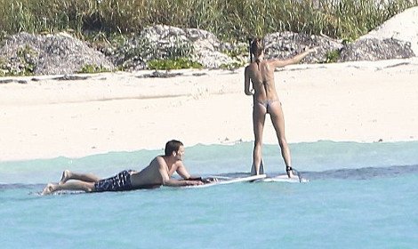 Η Ζιζέλ... ναυαγός με στρινγκ «κολάζει» τραβώντας κουπί στις Μπαχάμες [εικόνες] | iefimerida.gr 0