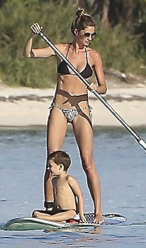 Η Ζιζέλ... ναυαγός με στρινγκ «κολάζει» τραβώντας κουπί στις Μπαχάμες [εικόνες] | iefimerida.gr 1