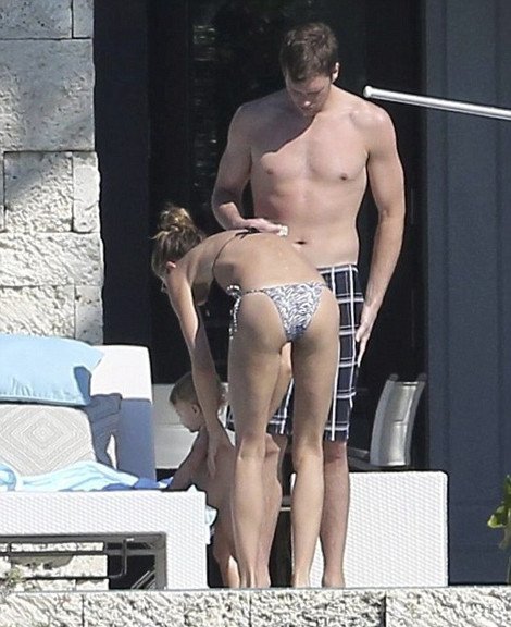 Η Ζιζέλ... ναυαγός με στρινγκ «κολάζει» τραβώντας κουπί στις Μπαχάμες [εικόνες] | iefimerida.gr 3