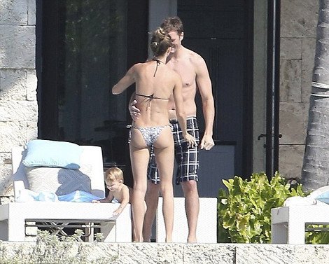 Η Ζιζέλ... ναυαγός με στρινγκ «κολάζει» τραβώντας κουπί στις Μπαχάμες [εικόνες] | iefimerida.gr 4