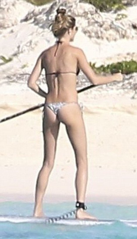 Η Ζιζέλ... ναυαγός με στρινγκ «κολάζει» τραβώντας κουπί στις Μπαχάμες [εικόνες] | iefimerida.gr 5