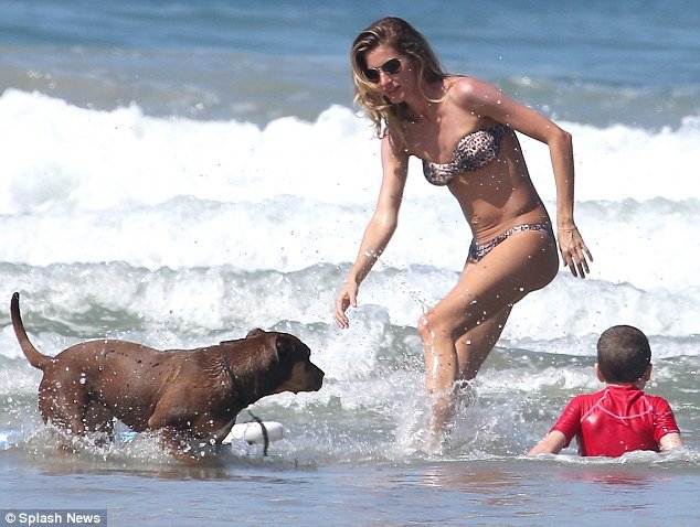 Η ξέγνοιαστη Ζιζέλ λατρεύει τα μικροσκοπικά μπικίνι, τα παιχνίδια με τα κύματα και άλλα πολλά [εικόνες] | iefimerida.gr 4