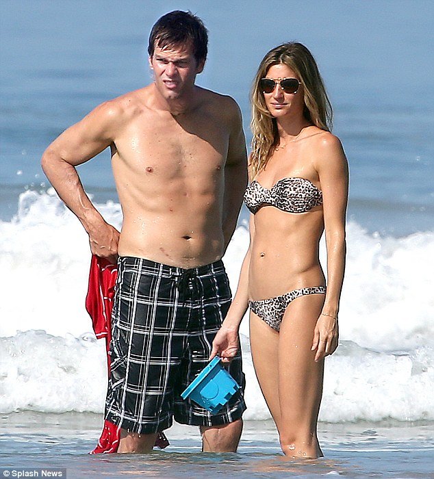 Η ξέγνοιαστη Ζιζέλ λατρεύει τα μικροσκοπικά μπικίνι, τα παιχνίδια με τα κύματα και άλλα πολλά [εικόνες] | iefimerida.gr 5