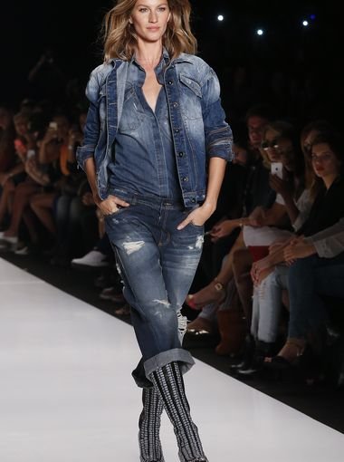 Η Ζιζέλ έγινε 35 ετών -Μία πόζα της, που έκοψε ανάσες, για κάθε χρόνο της ζωής της [εικόνες] | iefimerida.gr 24