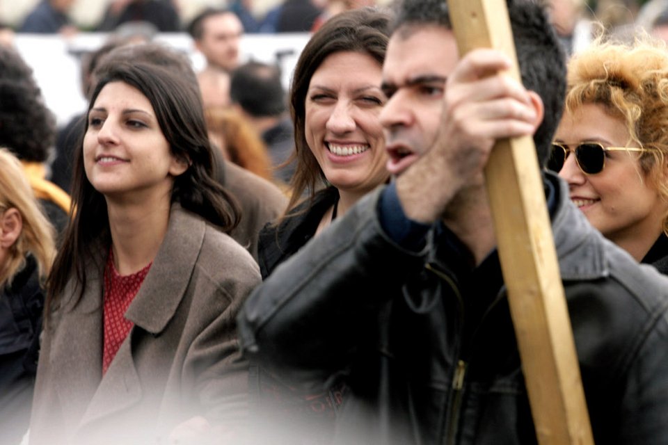 Η Ζωή Κωνσταντοπούλου στην πορεία φωνάζει «Μια νύχτα μαγική σαν την Αργεντινή, να δούμε στα ελικόπτερα, Αλέξη, ποιος θα μπει» [βίντεο] | iefimerida.gr 0