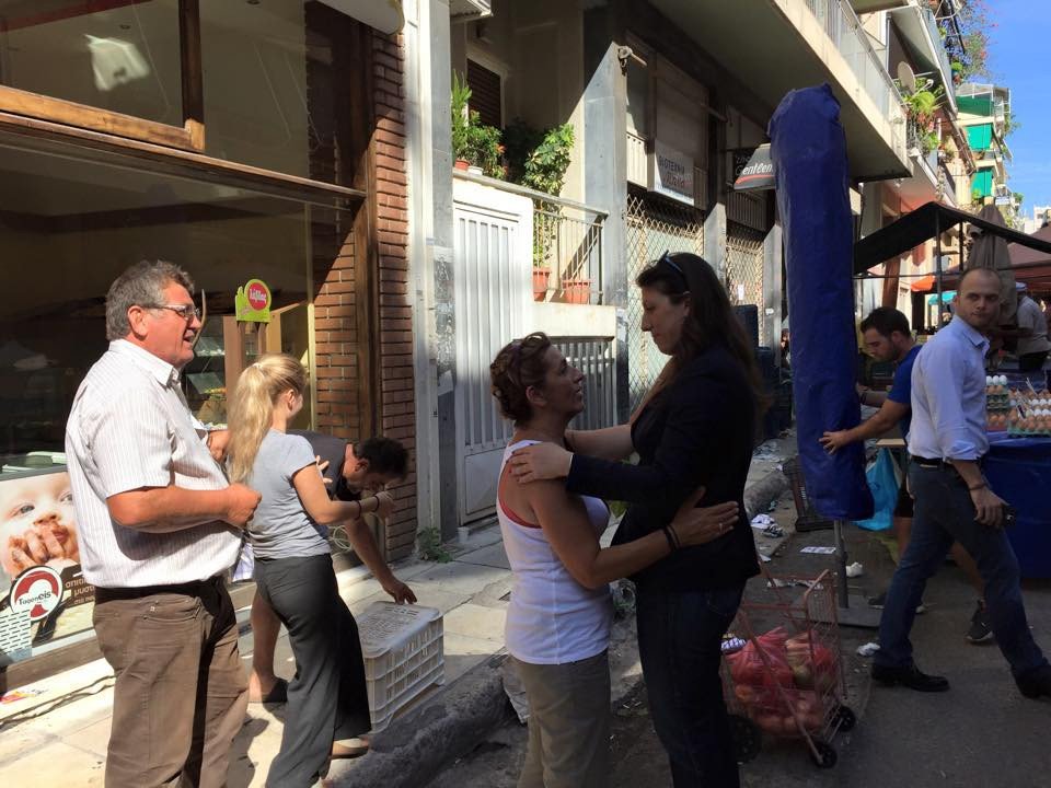 Δείτε την Ζωή με πολύχρωμες πλατφόρμες και τζιν στη λαϊκή αγορά Πατησίων [εικόνες] | iefimerida.gr 3