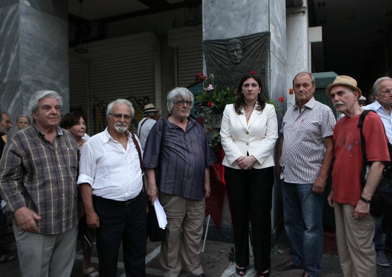 Στη Βουλή «καίγονται» και η Ζωή φωτογραφίζεται στο μνημείο του Πέτρουλα [εικόνες] | iefimerida.gr 2