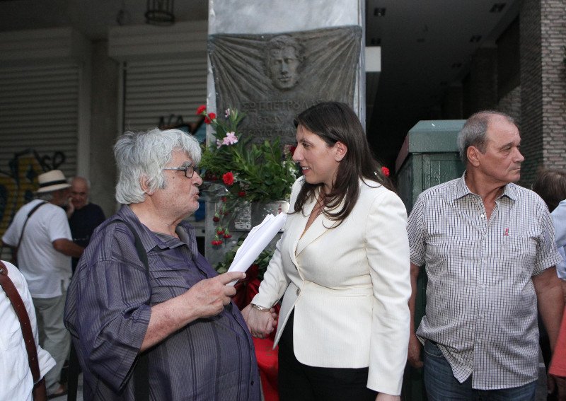 Στη Βουλή «καίγονται» και η Ζωή φωτογραφίζεται στο μνημείο του Πέτρουλα [εικόνες] | iefimerida.gr 3