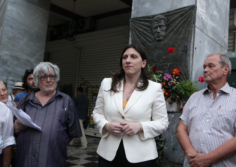 Στη Βουλή «καίγονται» και η Ζωή φωτογραφίζεται στο μνημείο του Πέτρουλα [εικόνες] | iefimerida.gr 4