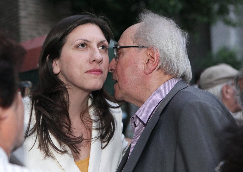 Στη Βουλή «καίγονται» και η Ζωή φωτογραφίζεται στο μνημείο του Πέτρουλα [εικόνες] | iefimerida.gr 0