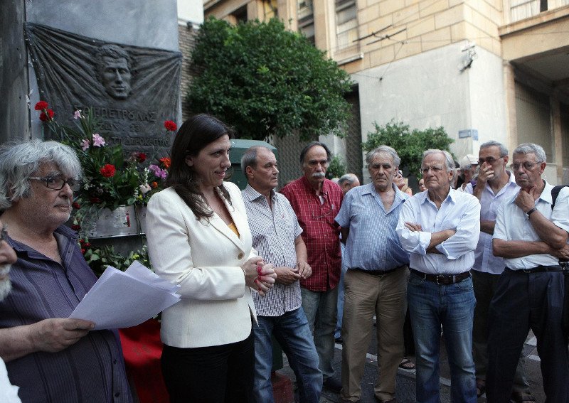 Στη Βουλή «καίγονται» και η Ζωή φωτογραφίζεται στο μνημείο του Πέτρουλα [εικόνες] | iefimerida.gr 7