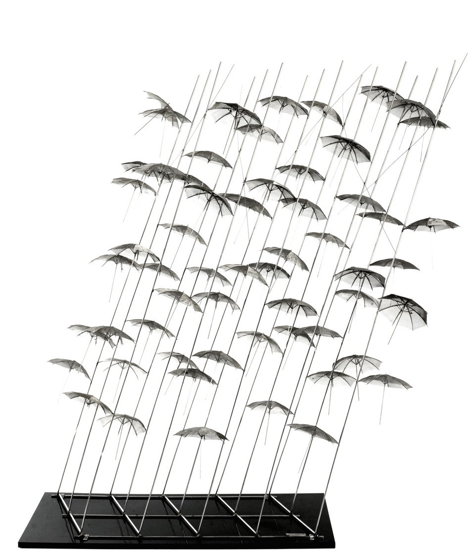 Οι ομπρέλες του Ζογγολόπουλου ρίχνουν τη σκιά τους στην Aνδρο-Αναδρομική έκθεση [εικόνες] | iefimerida.gr 0