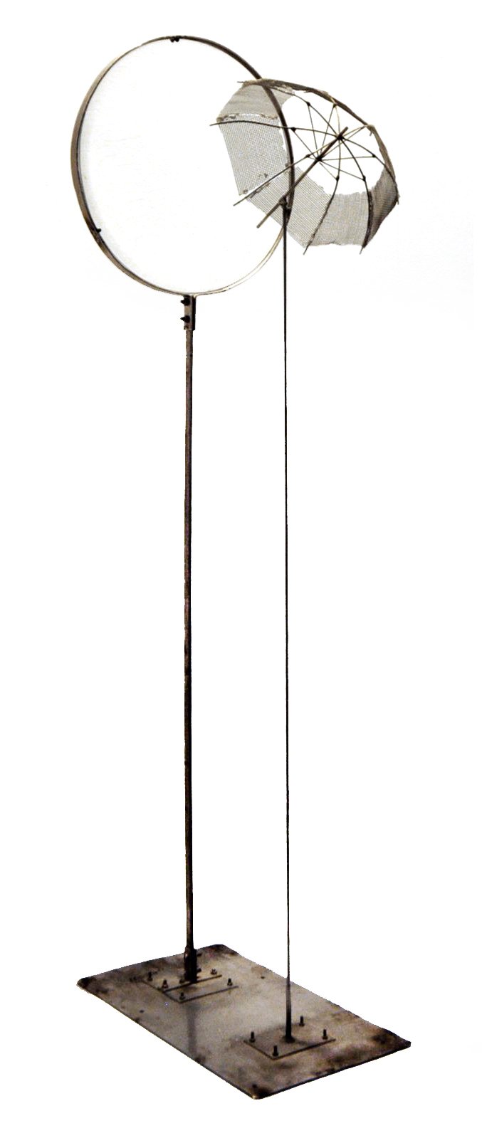 Οι ομπρέλες του Ζογγολόπουλου ρίχνουν τη σκιά τους στην Aνδρο-Αναδρομική έκθεση [εικόνες] | iefimerida.gr 1