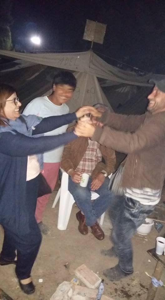 Βουλευτής του ΣΥΡΙΖΑ... το έριξε στο χορό με πρόσφυγες σε καταυλισμό [εικόνες] | iefimerida.gr 1