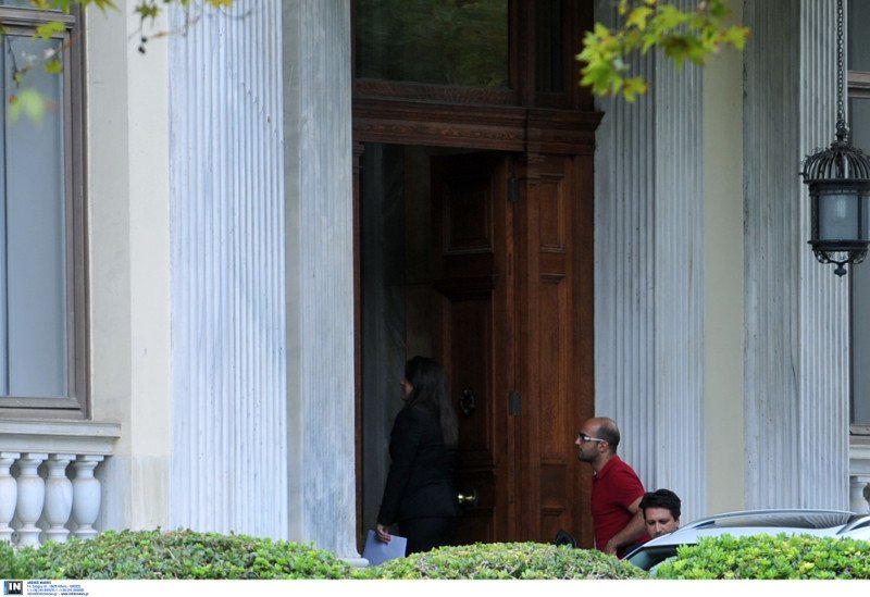 Σαν «κλέφτης» πήγε η Ζωή στο Προεδρικό -Αιφνιδίασε και τον Παυλόπουλο [εικόνες] | iefimerida.gr 2