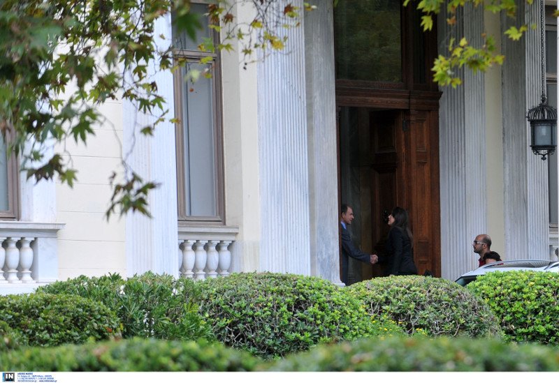 Σαν «κλέφτης» πήγε η Ζωή στο Προεδρικό -Αιφνιδίασε και τον Παυλόπουλο [εικόνες] | iefimerida.gr 3