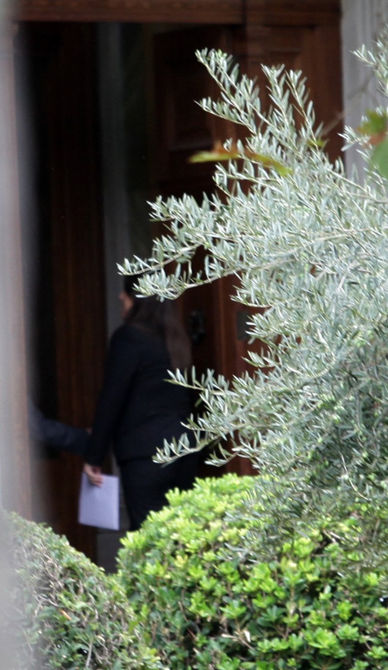 Σαν «κλέφτης» πήγε η Ζωή στο Προεδρικό -Αιφνιδίασε και τον Παυλόπουλο [εικόνες] | iefimerida.gr 4