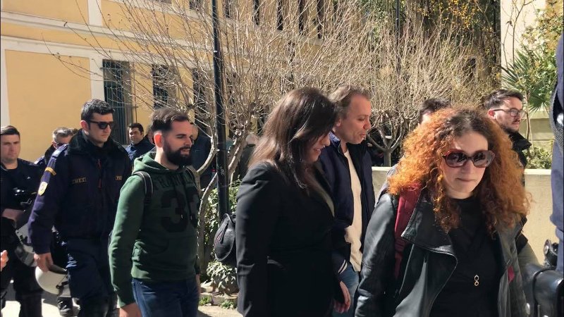 Στον εισαγγελέα οι συλληφθέντες από τα χθεσινά επεισόδια για τους πλειστηριασμούς -Μαζί τους η Ζωή [εικόνες & βίντεο] | iefimerida.gr 0