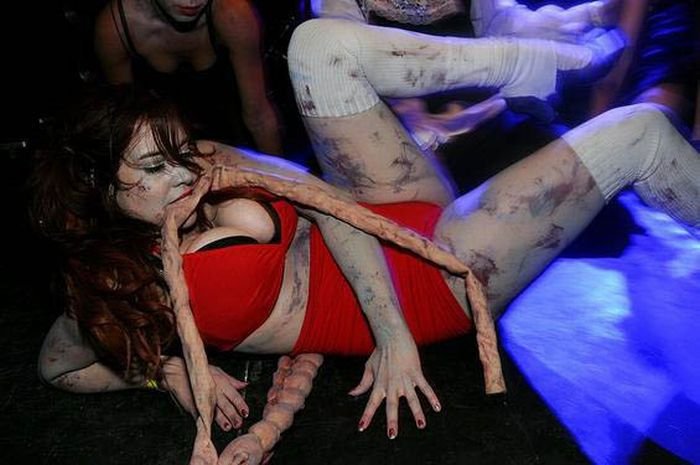 Στις Αμερικανίδες αρέσει να υποδύονται τις σέξι τσούλες «ζωντανές-νεκρές» [εικόνες] | iefimerida.gr 3