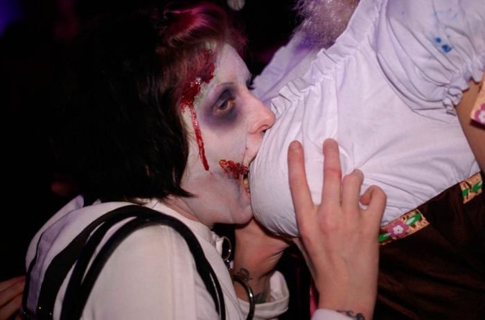 Στις Αμερικανίδες αρέσει να υποδύονται τις σέξι τσούλες «ζωντανές-νεκρές» [εικόνες] | iefimerida.gr 7