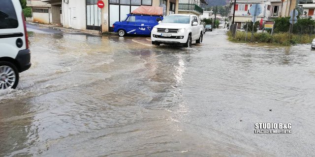 Στην Επίδαυρο στο ύψος της Μονής Αγνούντος χωματουργικά μηχανήματα επιχειρούν για να ανοίξουν δίοδο για τα συγκεντρωμένα νερά στο οδόστρωμα και δέντρα που έπεσαν και έκλεισαν τον δρόμο μαζί με χώματα και πέτρες