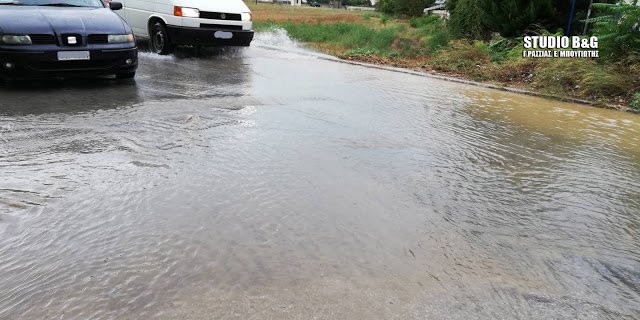 Επίσης στη Νέα Επίδαυρο έγινε κατολίσθηση όπου ένας χείμαρρος πλημμύρισε παρασέρνοντας χώματα και πέτρες.