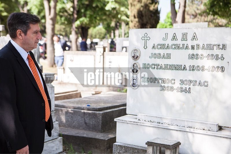 Στον τάφο του Ζορμπά στα Σκόπια ο Καμίνης -Το απόγευμα συνάντηση με Ζάεφ [εικόνα] | iefimerida.gr 0